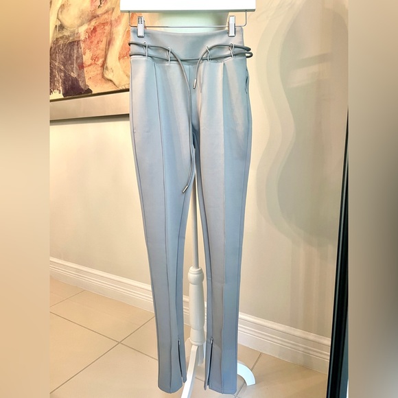 Maniere De Voir Pants - Mannequin size:
      Bust  : 32.5 
      Waist : 25.2
      Hip    : 34.5